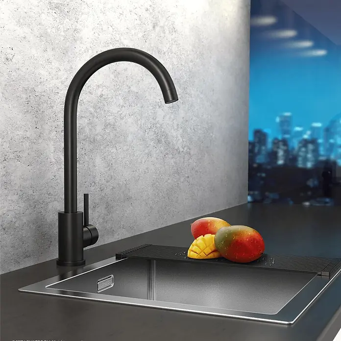 LOMAZOO Spültischarmatur J6-2Y2I-7UKH - Zwart - Moderne schwarze Küchenarmatur und Edelstahlspüle mit schwarzem Rollrost, auf dem Mangos liegen, in einer zeitgenössischen Küche.
