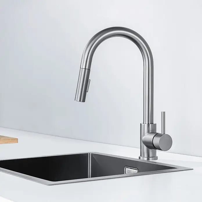 LOMAZOO Spültischarmatur LMZ-MASON - Gun Metal - Küchenarmatur aus gebürstetem Edelstahl mit Ausziehbrause und Einhebelmischer, in dunkler Spüle.