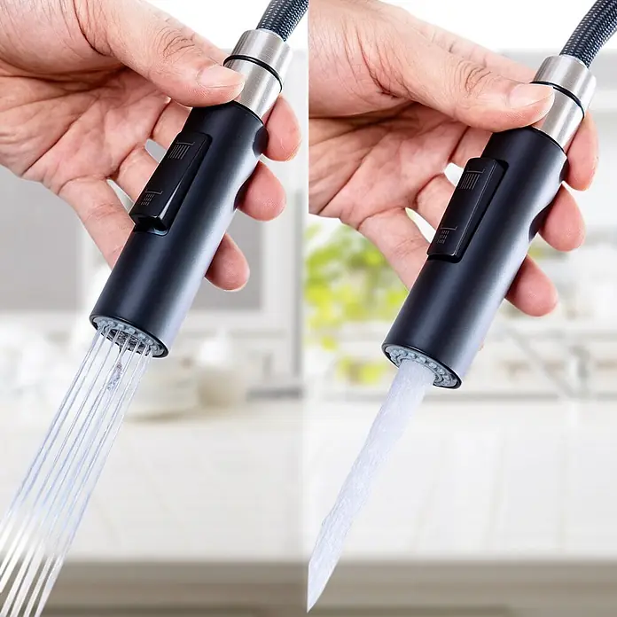 LOMAZOO Spültischarmatur AZ-RDDK-RCM5 - Zwart - Hand hält schwarzen Küchenarmatur-Brausekopf, zeigt Brausestrahl und konzentrierten Wasserstrahl.