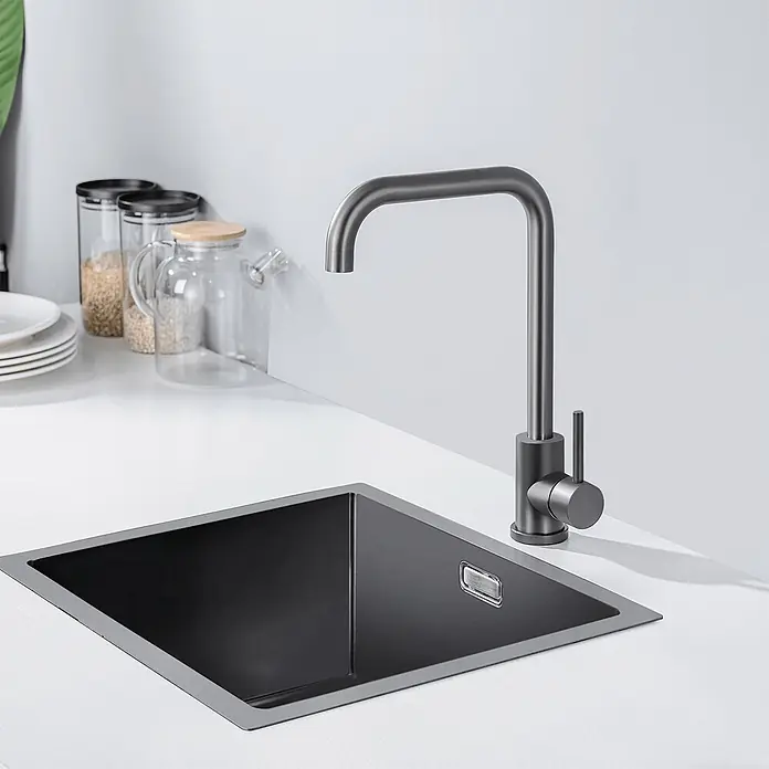 LOMAZOO Spültischarmatur LMZ-JAMES - Gun Metal - Dunkelgraues Küchenwaschbecken und matt-dunkler Wasserhahn.