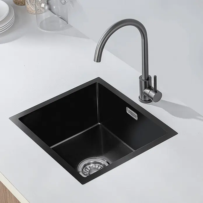 LOMAZOO Spültischarmatur LMZ-CEDRIC - Gun Metal - Schwarzes quadratisches Spülbecken mit dunkelgrauem Schwanenhals-Wasserhahn.