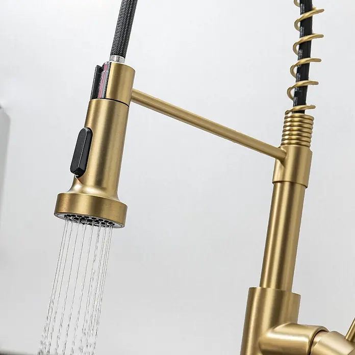 LOMAZOO Spültischarmatur LMZ-LUXOR - Goud - Gebürstete goldene Küchenarmatur mit ausziehbarer Brause und schwarzem Schlauch, sprüht Wasser.