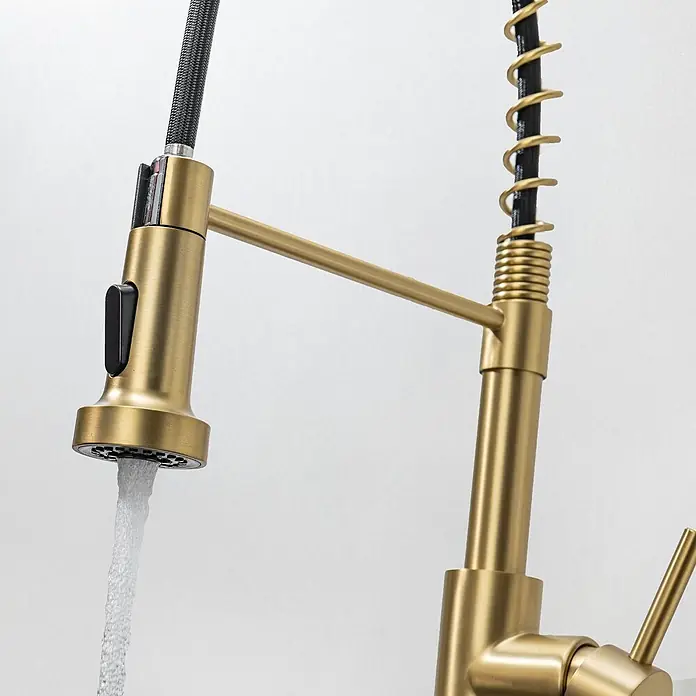 LOMAZOO Spültischarmatur LMZ-LUXOR - Goud - Gebürstete goldene Küchenarmatur mit schwarzem Ausziehbrausekopf und Federwendel, aus der Wasser fließt.