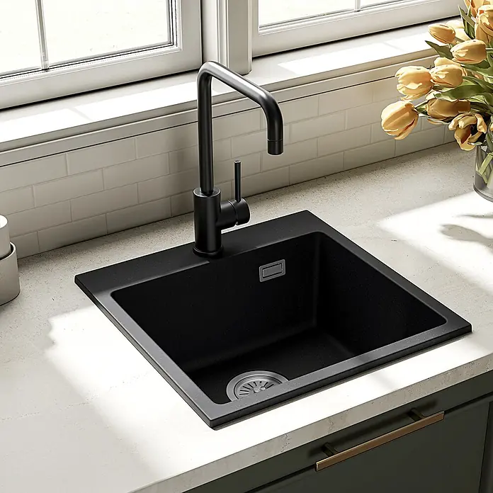 LOMAZOO Waschbecken LMZ-ALONSO - Mit Überlauf, Schwarz - Schwarze Küchenspüle und mattschwarze Armatur in einer modernen Küchenumgebung.