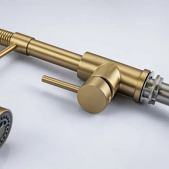 LOMAZOO Spültischarmatur LMZ-LUXOR - Goud - Küchenarmatur aus gebürstetem Gold mit Einhebelmischer und Ausziehsprühkopf, Anschlüsse sichtbar.