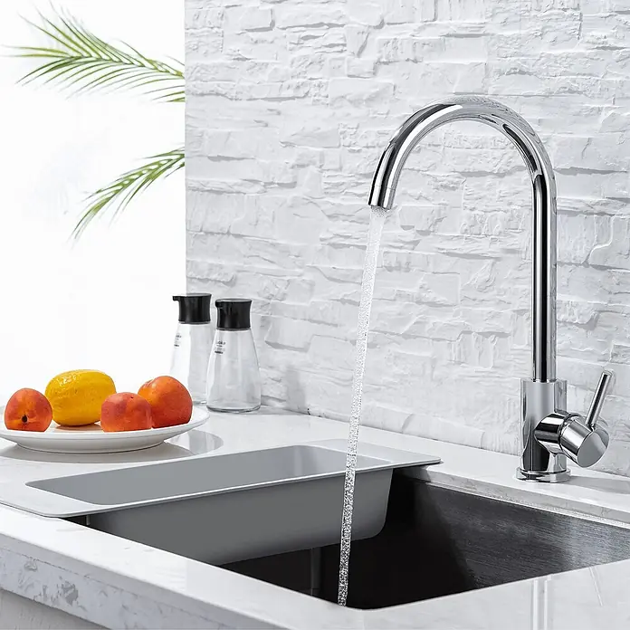 LOMAZOO Spültischarmatur LMZ-APOLLO - Chroom - Polierter Chrom-Küchenhahn mit hohem Bogen, der Wasser in ein Edelstahlbecken mit grauem Einsatz gießt.