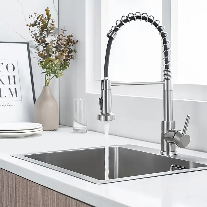 LOMAZOO Spültischarmatur LMZ-PEARL - Geborsteld Nikkel - Gebürstete Edelstahl-Küchenarmatur mit schwarzem Federzugschlauch, die Wasser in ein passendes Waschbecken abgibt.