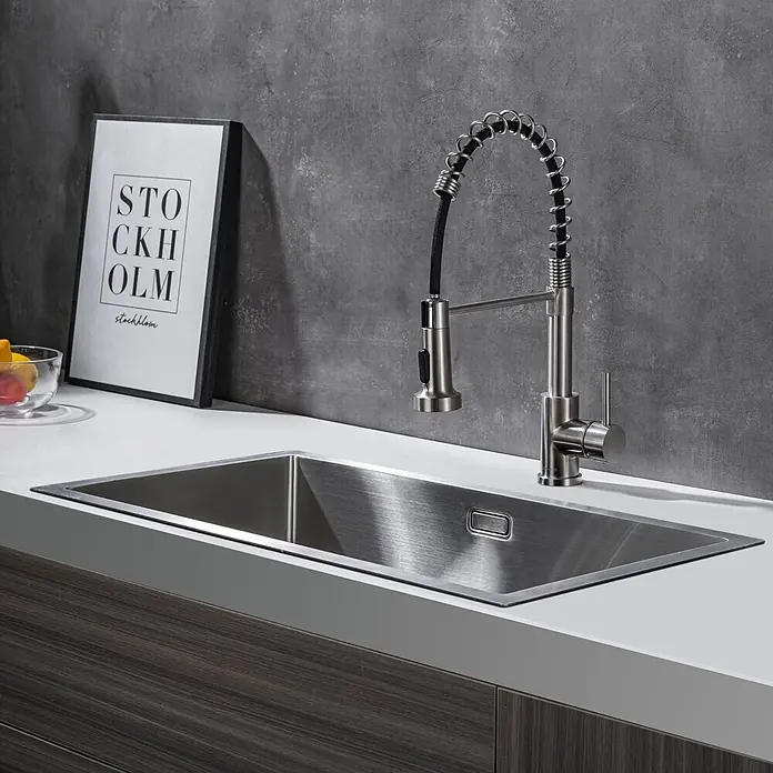 LOMAZOO Waschbecken LMZ-CAPRI - B x L: 40 x 70 cm, Mit Überlauf, Stahl - Küchenspüle aus Edelstahl mit moderner Ausziehbrause auf weißer Arbeitsplatte.