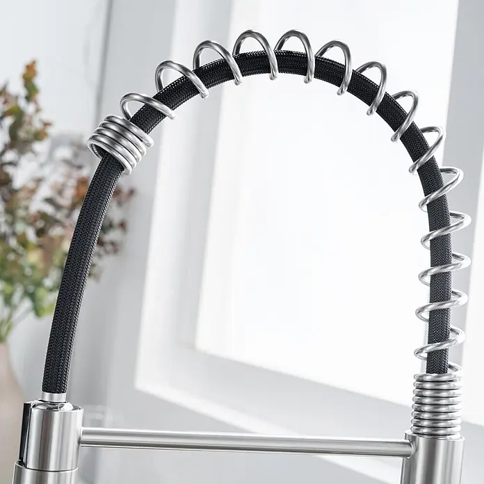 LOMAZOO Spültischarmatur LMZ-PEARL - Geborsteld Nikkel - Detailaufnahme des gewölbten Halses einer modernen Küchenarmatur mit schwarzem Flechtschlauch und polierten silbernen Spiralfedern.