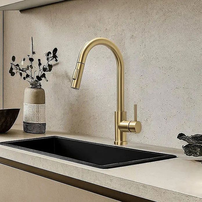 LOMAZOO Spültischarmatur LMZ-SPHINX - Goud - Moderner Küchenarmatur aus gebürstetem Gold mit Ausziehbrause über einem eleganten schwarzen Spülbecken.