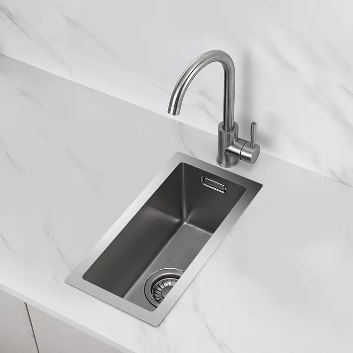 LOMAZOO Waschbecken LMZ-RINCON - B x L: 44 x 22,4 cm, Mit Überlauf, Stahl - Ein rechteckiges Edelstahl-Spülbecken mit modernem Schwanenhals-Wasserhahn in einer weißen Marmor-Arbeitsplatte.