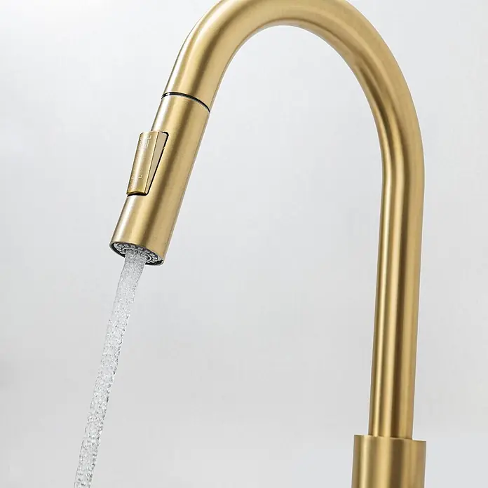 LOMAZOO Spültischarmatur LMZ-SPHINX - Goud - Gebürstete Messing-Küchenarmatur mit ausziehbarem Brausekopf, aus dem Wasser fließt.