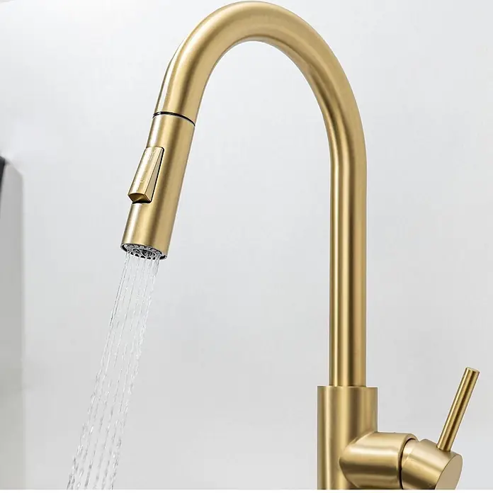 LOMAZOO Spültischarmatur LMZ-SPHINX - Goud - Gebürstete goldene Küchenarmatur mit Ausziehbrause, aus der Wasser fließt.