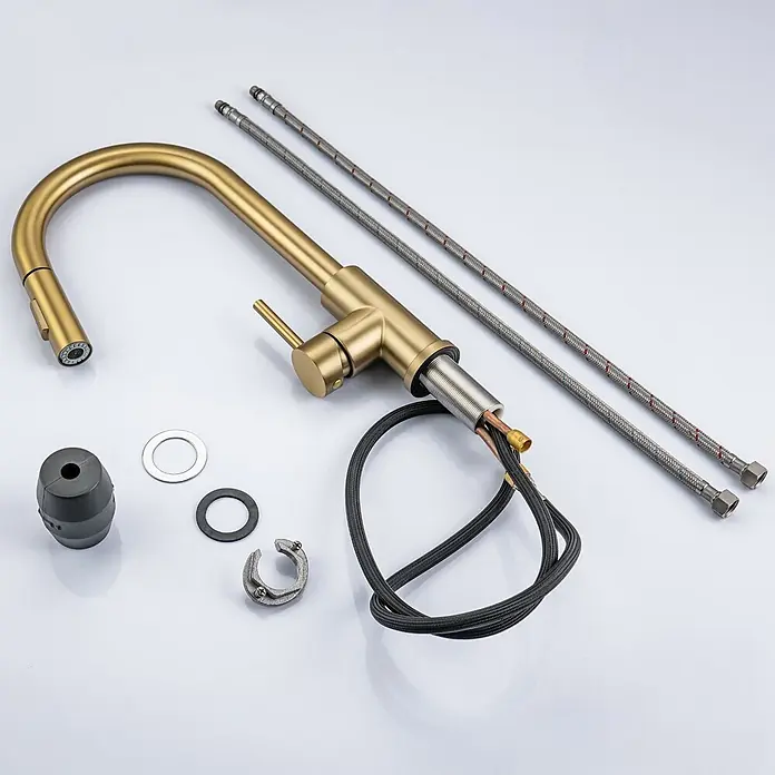 LOMAZOO Spültischarmatur LMZ-SPHINX - Goud - Matte goldene Küchenarmatur und ihre zerlegten Komponenten, einschließlich Schläuche, Unterlegscheiben und Befestigungsmaterial.