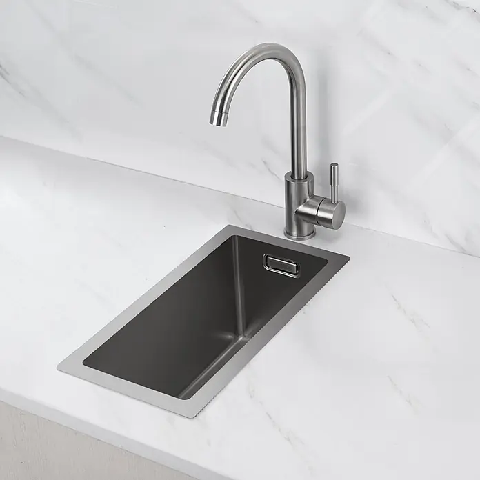 LOMAZOO Waschbecken LMZ-RINCON - B x L: 44 x 22,4 cm, Mit Überlauf, Stahl - Rechteckiges anthrazitfarbenes Spülbecken mit gebürsteter Edelstahlarmatur, in eine weiße Arbeitsplatte integriert.