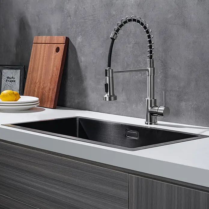 LOMAZOO Waschbecken LMZ-SIERRA - B x L: 40 x 70 cm, Mit Überlauf, Gunmetal - Moderne Küche mit schwarzem Unterbau-Spülbecken und Edelstahl-Ausziehbrause, in weißer Arbeitsplatte über dunklen Holzschränken.