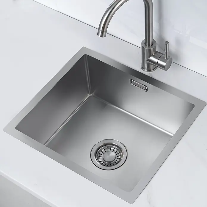 LOMAZOO Waschbecken 29-399C-95TX - Stahl - Gebürstete Edelstahl-Küchenspüle mit integriertem Abfluss und passendem Wasserhahn.