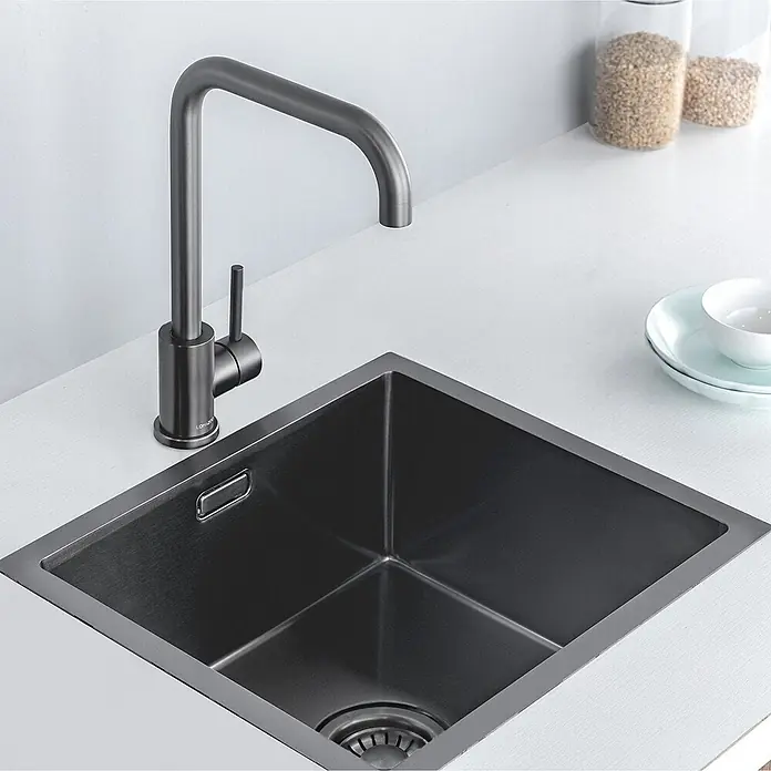 LOMAZOO Waschbecken P5-SNJ1-CD67 - B x L: 45 x 40 cm, Mit Überlauf, Gunmetal - Dunkelgraues Küchenspülbecken mit passender Armatur in eine moderne Arbeitsplatte integriert.