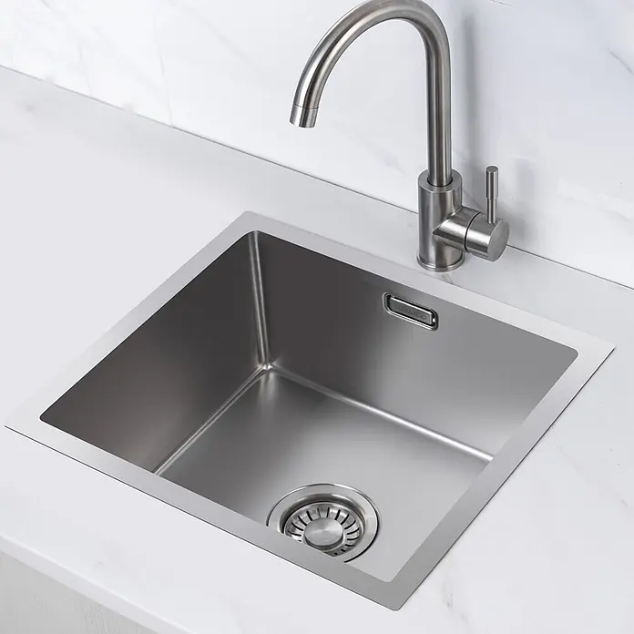 LOMAZOO Waschbecken 0G-CD4X-MQFH - Mit Überlauf, Stahl - Gebürstete Edelstahl-Küchenspüle mit integriertem Abfluss und passendem Schwanenhals-Wasserhahn.