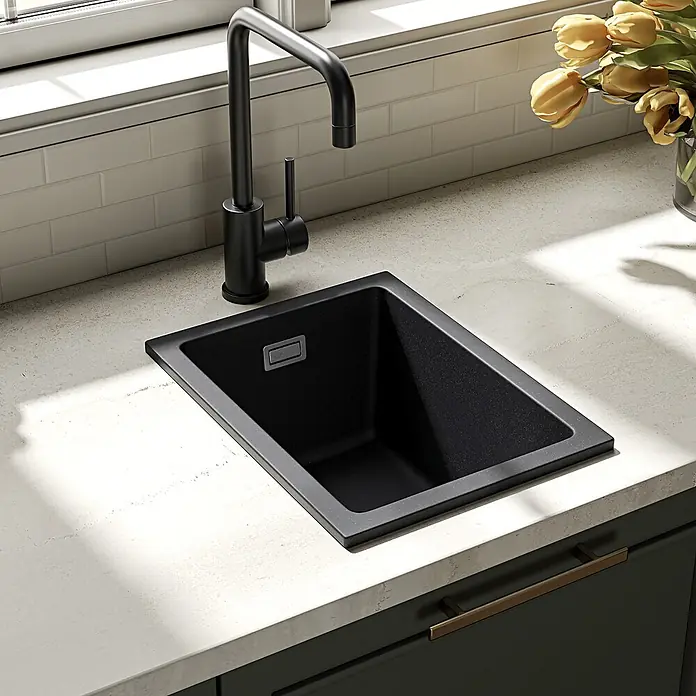 LOMAZOO Waschbecken LMZ-ISCO - B x L: 30 x 40 cm, Mit Überlauf, Schwarz - Eine mattschwarze Küchenspüle mit passendem Wasserhahn in einer hellen Arbeitsplatte.