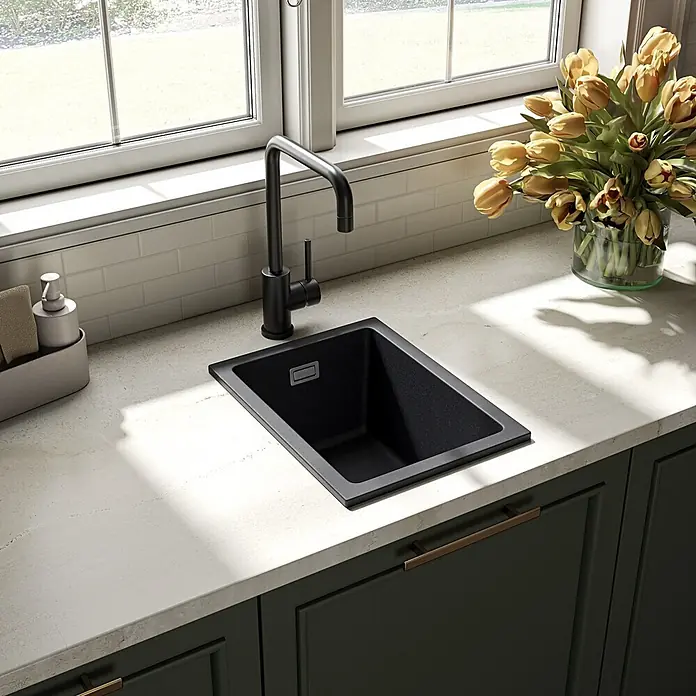 LOMAZOO Waschbecken LMZ-ISCO - B x L: 30 x 40 cm, Mit Überlauf, Schwarz - Schwarze Küchenspüle mit passender Armatur, in einer hellen Küchenarbeitsplatte.