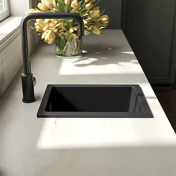 LOMAZOO Waschbecken LMZ-ISCO - B x L: 30 x 40 cm, Mit Überlauf, Schwarz - Schwarze Küchenspüle und passende Armatur in einer hellen Arbeitsplatte, die eine moderne Kücheneinrichtung zeigen.