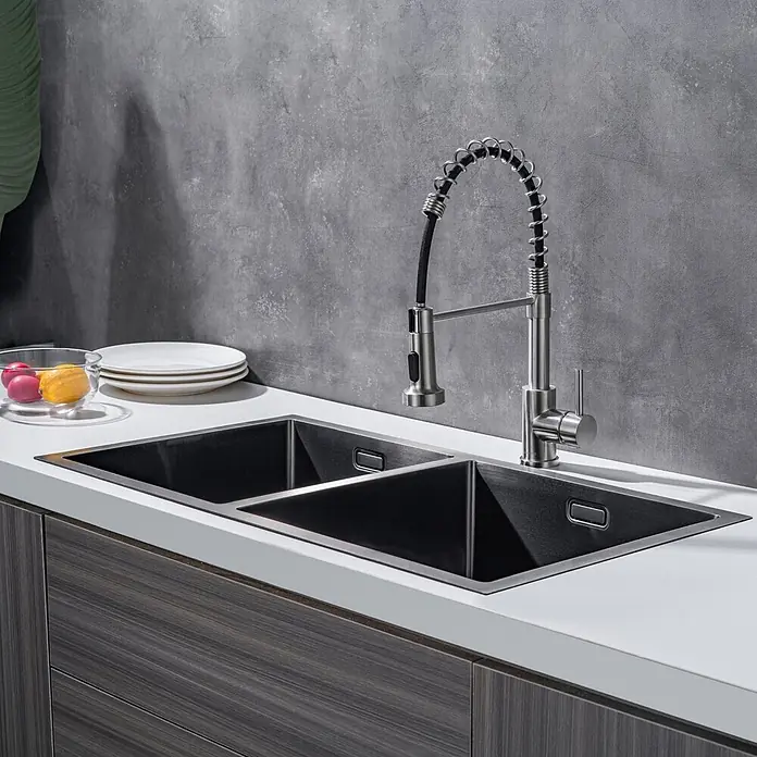 LOMAZOO Waschbecken LMZ-VERMONT - Mit Überlauf, Gunmetal - Doppelspülbecken aus schwarzem Edelstahl mit gebürsteter Nickel-Industrie-Küchenarmatur, in moderner Küche.