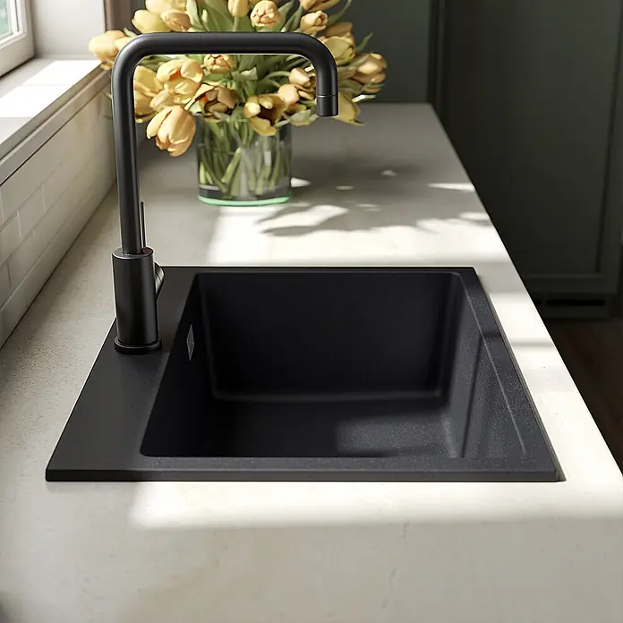 LOMAZOO Waschbecken LMZ-THIAGO - Mit Überlauf, Schwarz - Mattschwarze Küchenspüle und passende Armatur, in eine helle Arbeitsplatte in einer modernen Küche integriert.