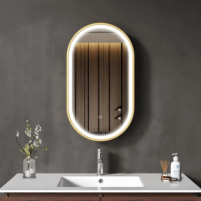LOMAZOO Lichtspiegel LMZ-BERLIN - Gold - Goldgerahmter ovaler Badezimmerspiegel mit beleuchteter LED-Umrandung und Touch-Bedienfeld über einem weißen Waschbecken.