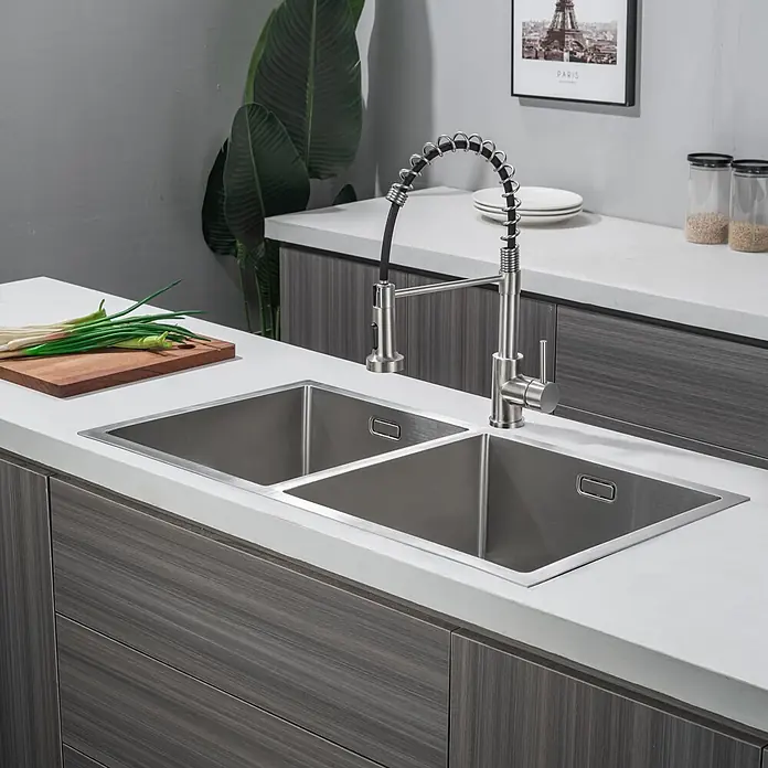 LOMAZOO Waschbecken LMZ-PHANTOM - Stahl - Doppelte Spüle aus gebürstetem Edelstahl mit Federzugarmatur, integriert in eine moderne Kücheninsel.