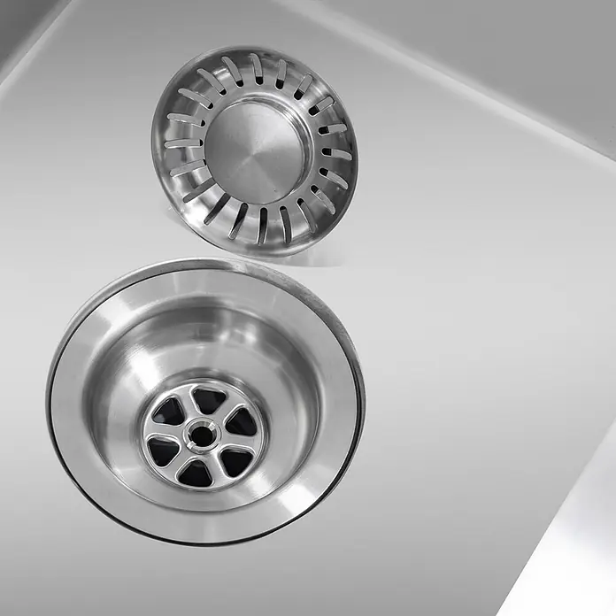 LOMAZOO Waschbecken LMZ-PHANTOM - Stahl - Zwei glänzende Spülbeckensiebe aus Edelstahl, eines im Abfluss und eines daneben liegend.