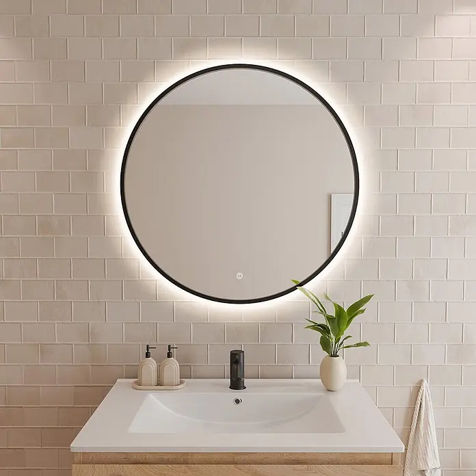 LOMAZOO Lichtspiegel ESS-BLACK80-LA - Durchmesser: 80 cm, Schwarz - Runder, LED-beleuchteter Badezimmerspiegel mit schwarzem Rahmen über einem Waschbecken.