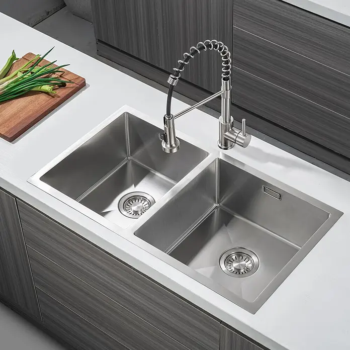LOMAZOO Waschbecken LMZ-PHANTOM - Stahl - Ein Doppel-Küchenspülbecken aus Edelstahl mit flexiblem Federhahn, in einer modernen Küchenarbeitsplatte installiert.