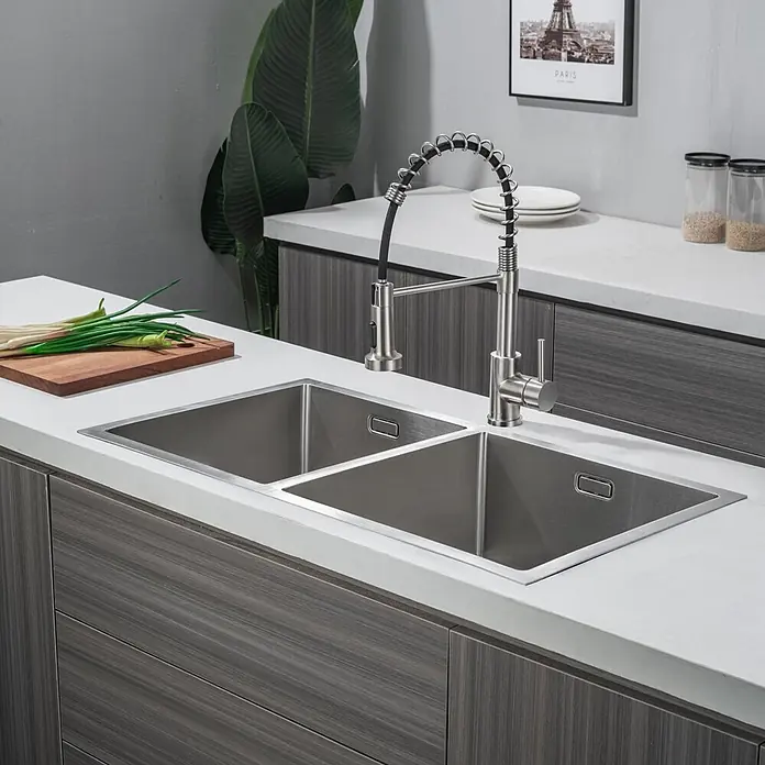 LOMAZOO Waschbecken LMZ-WINDSOR - B x L: 45 x 81,5 cm, Mit Überlauf, Stahl - Doppel-Edelstahlspüle und herausziehbarer Wasserhahn in einer modernen Kücheninsel.
