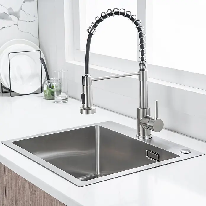 LOMAZOO Waschbecken LMZ-JACK - B x L: 34 x 45 cm, Mit Überlauf, Stahl - Edelstahl-Küchenspüle mit moderner ausziehbarer Federarmatur mit schwarzem Schlauch, in einer weißen Arbeitsplatte installiert.
