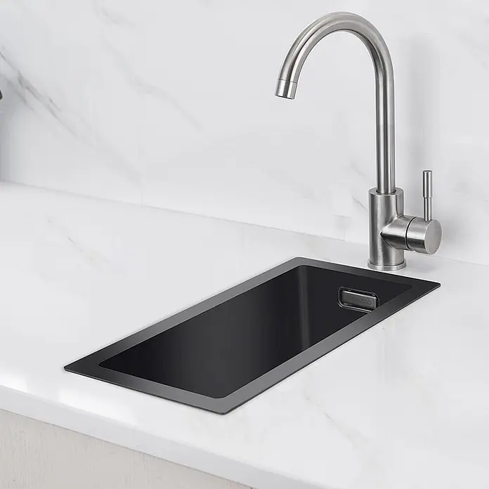 LOMAZOO Waschbecken LMZ-BELNEM - Mit Überlauf, Gunmetal - Schwarzes, rechteckiges Spülbecken mit gebürstetem Edelstahlhahn in einer weißen Marmor-Arbeitsplatte.