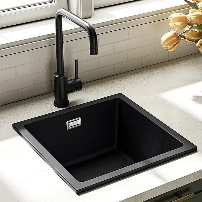 LOMAZOO Waschbecken LMZ-PEDRI - Mit Überlauf, Schwarz - Schwarze Küchenspüle mit passender schwarzer Armatur in einer hellen Arbeitsplatte.