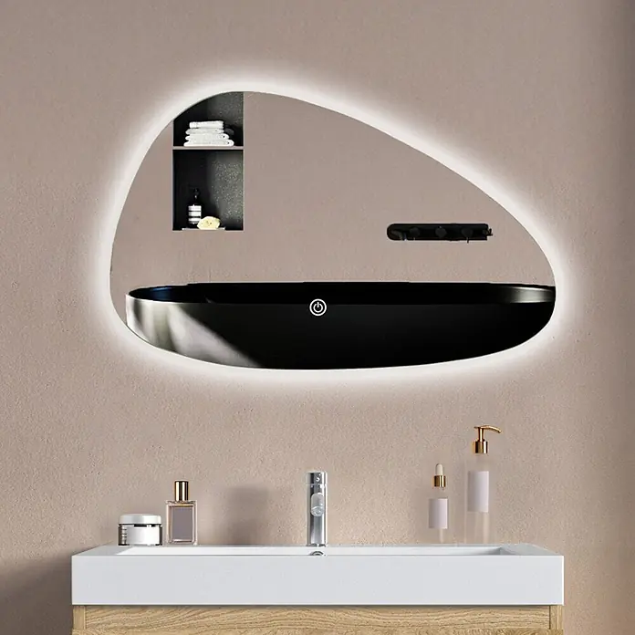 LOMAZOO Lichtspiegel LMZ-MALAGA - 60 x 80 cm, Glänzend weiß - Unregelmäßig geformter LED-Badezimmerspiegel mit Hintergrundbeleuchtung, integrierten Ablagen und schwarzem Becken über einem Waschbecken.