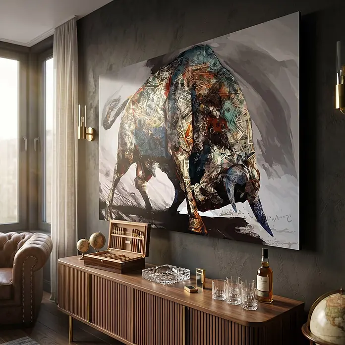 Dotcomcanvas Decopanel - Money Bull, B x H: 116 x 78 mm - Große Leinwandkunst eines Bullen, der aus Banknoten besteht, an einer dunklen Wand in einem eleganten Raum ausgestellt.