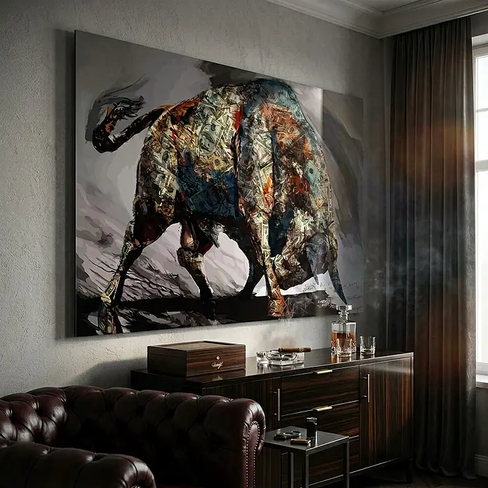 Dotcomcanvas Decopanel - Money Bull, B x H: 116 x 78 mm - Großformatiger Leinwanddruck eines starken Stiers aus Geldscheinen, an grauer Wand über dunklem Holzschrank und Ledersessel.