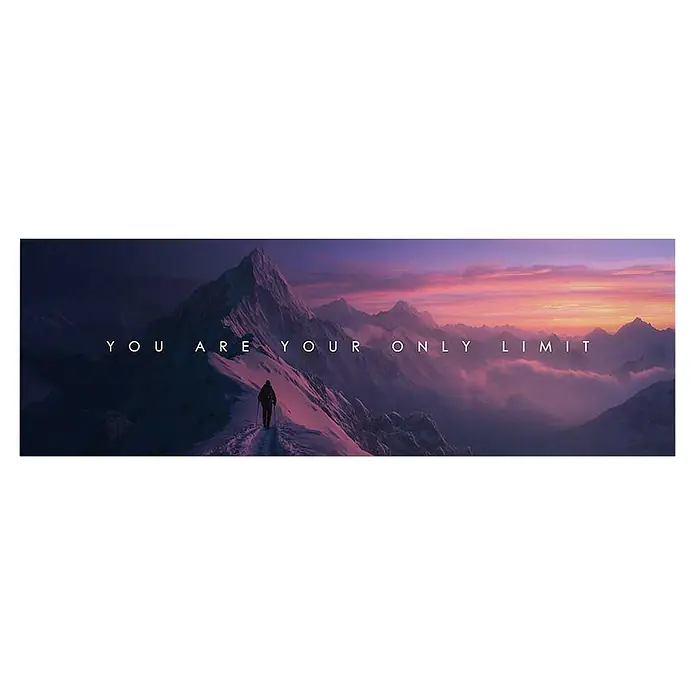 Dotcomcanvas Decopanel - You are your only limit, B x H: 156 x 52 cm - Eine Person wandert auf einem verschneiten Berggrat bei Sonnenuntergang, violetter und oranger Himmel. Text: YOU ARE YOUR ONLY LIMIT.