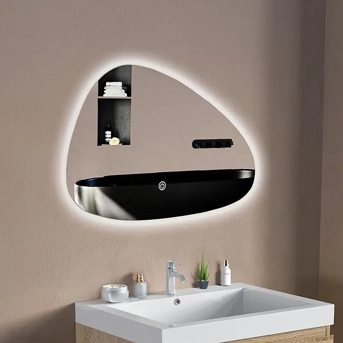 LOMAZOO Lichtspiegel LMZ-MALAGA - 60 x 80 cm, Glänzend weiß - Schwarzer, organisch geformter, beleuchteter Smart-Spiegel mit Ablage und leuchtendem Rand über einem Waschbecken.