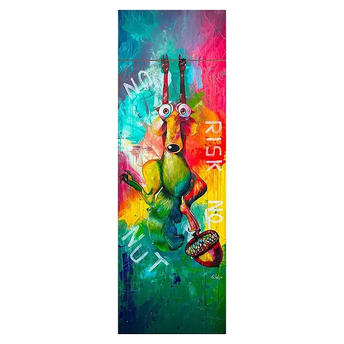 Dotcomcanvas Decopanel - No Risk No Nut, B x H: 52 x 156 cm - Farbenfrohes abstraktes Gemälde von Scrat aus Ice Age, kopfüber hängend, eine Eichel haltend, mit Text 'NO RISK NO NUT'.