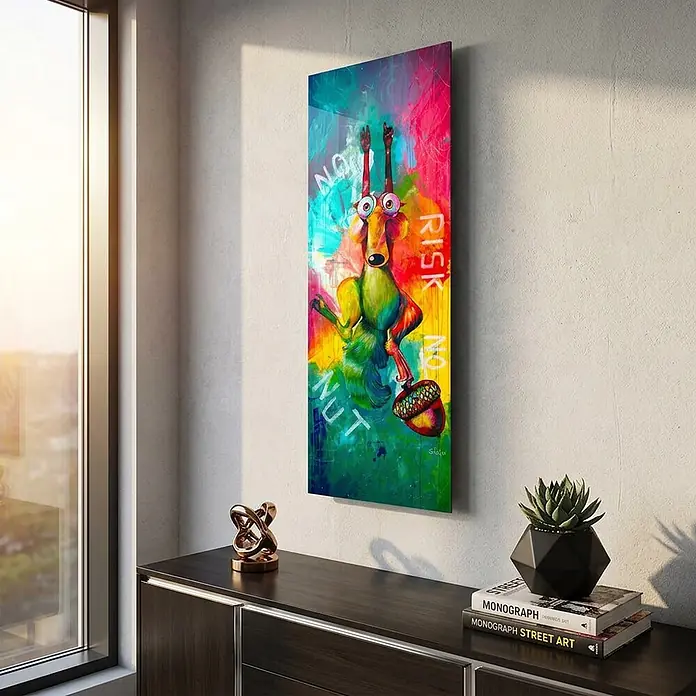 Dotcomcanvas Decopanel - No Risk No Nut, B x H: 52 x 156 cm - Vertikaler farbenfroher Kunstdruck eines Eichhörnchens mit Eichel und Text, in modernem Wohnraum ausgestellt.