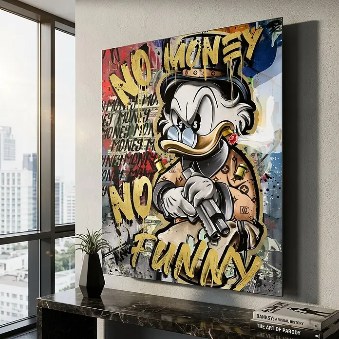 Dotcomcanvas Decopanel - No Money Duck, B x H: 40 x 50 cm - Großes Pop-Art-Leinwandbild mit Dagobert Duck, Pistole und Zigarre, goldenem Schriftzug 'NO MONEY NO FUNNY', in modernem Raum.