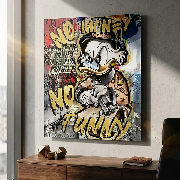 Dotcomcanvas Decopanel - No Money Duck, B x H: 40 x 50 cm - Wandbild im Urban-Art-Stil mit Dagobert Duck, Pistole, Geld und „NO MONEY NO FUNNY“-Text, an moderner Wand hängend.