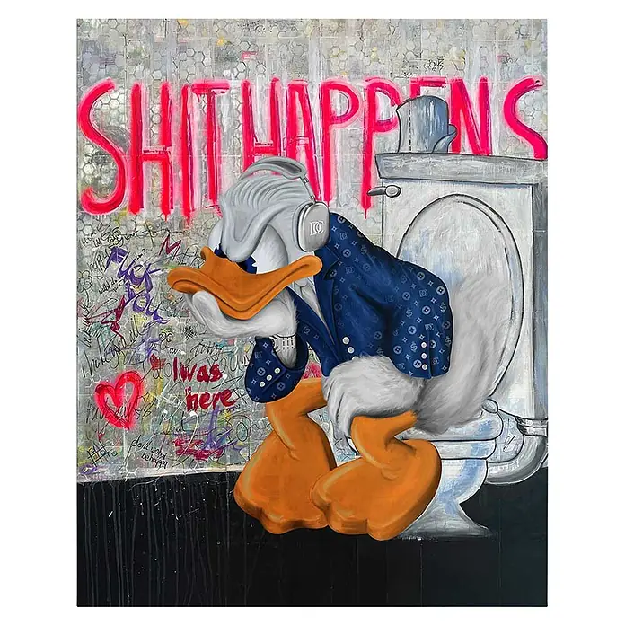Dotcomcanvas Decopanel - Shit happens, B x H: 40 x 50 cm - Gemälde von Donald Duck in blauem Anzug und Kopfhörern, auf einer Toilette sitzend, mit 'SHIT HAPPENS' Graffiti an der Wand.