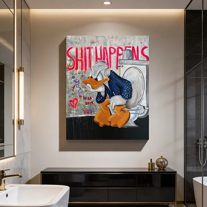 Dotcomcanvas Decopanel - Shit happens, B x H: 40 x 50 cm - Ein farbenfrohes Gemälde mit Donald Duck auf einer Toilette und dem Text „SHIT HAPPENS“, ausgestellt in einem modernen Badezimmer über einem schwarzen Waschtisch.