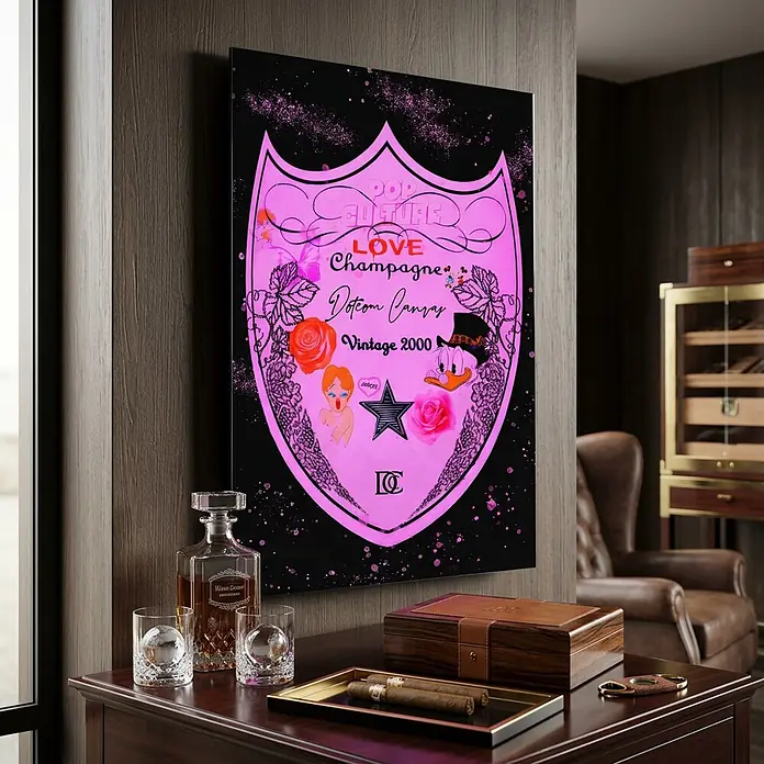 Dotcomcanvas Decopanel - Love Champagne, B x H: 58 x 90 cm - Großer pink-schwarzer Kunstdruck in Form eines Champagneretiketts, hängt an einer dunklen Holzwand über Dekanter und Zigarren.