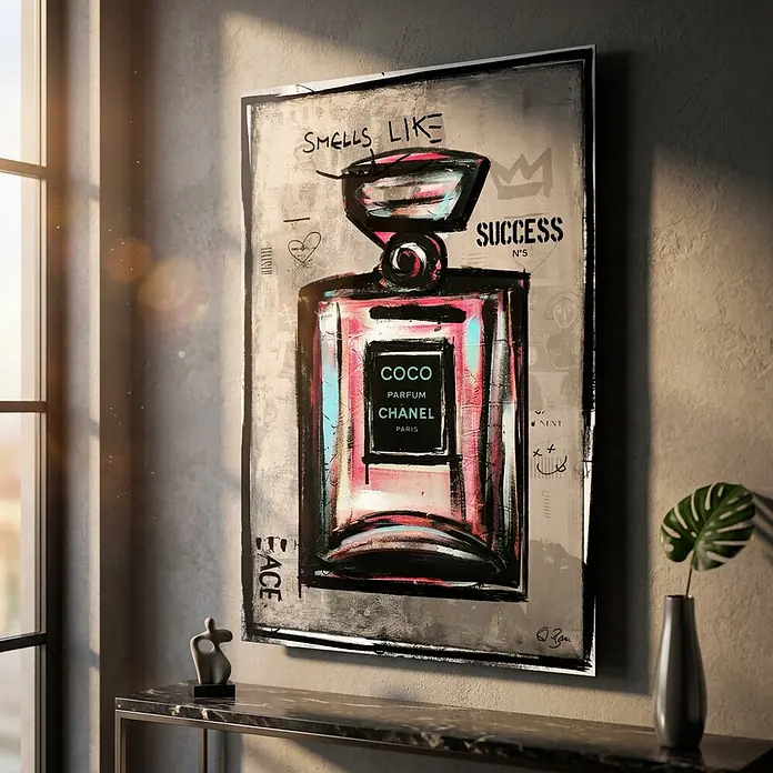 Dotcomcanvas Decopanel - Smells Like Success, B x H: 58 x 90 cm - Großformatiger gerahmter Kunstdruck einer stilisierten Chanel No. 5 Parfümflasche mit Graffiti-Text "SMELLS LIKE SUCCESS".